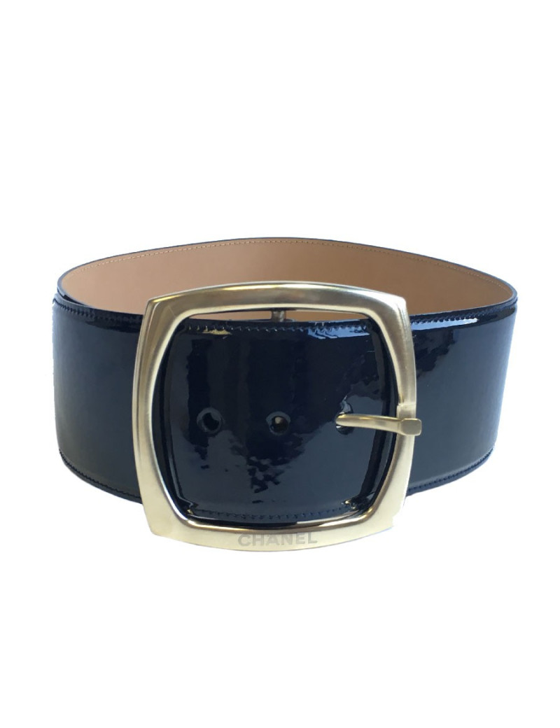 Ceinture CHANEL large T38 en cuir verni marine et boucle or pâle