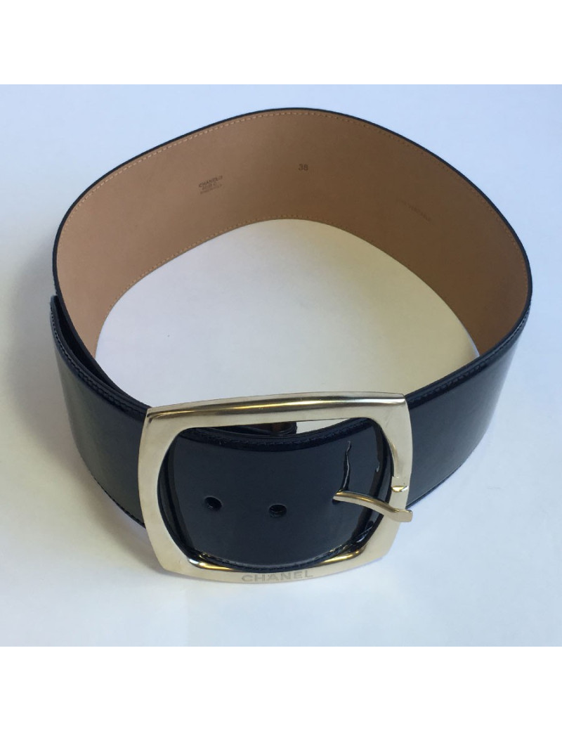 Ceinture CHANEL large T38 en cuir verni marine et boucle or pâle