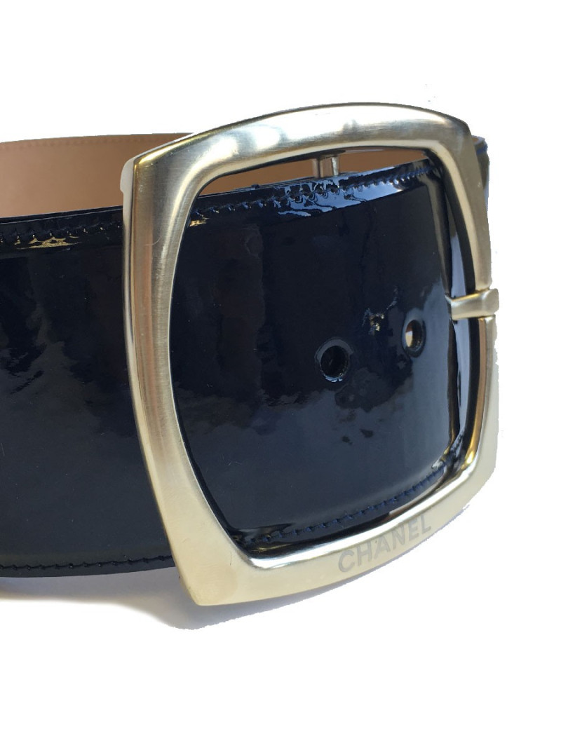 Ceinture CHANEL large T38 en cuir verni marine et boucle or pâle