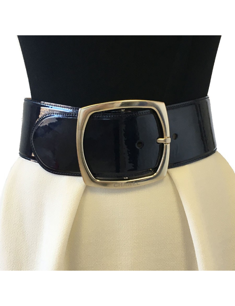 Ceinture CHANEL large T38 en cuir verni marine et boucle or pâle