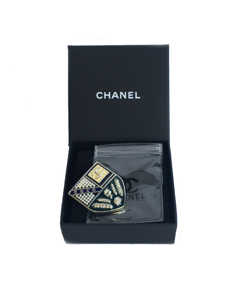 Broche CHANEL Ecusson en métal or pâle, petites perles nacrées et résine de couleur