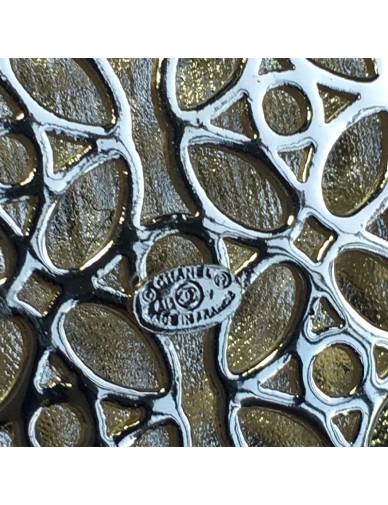 Broche CHANEL Ecusson en métal or pâle, petites perles nacrées et résine de couleur