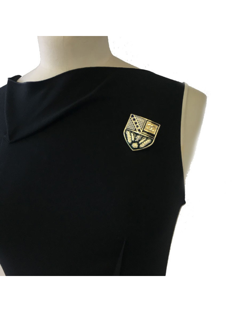 CHANEL escutcheon brooch in pale gilded metal, pearls and colored resin