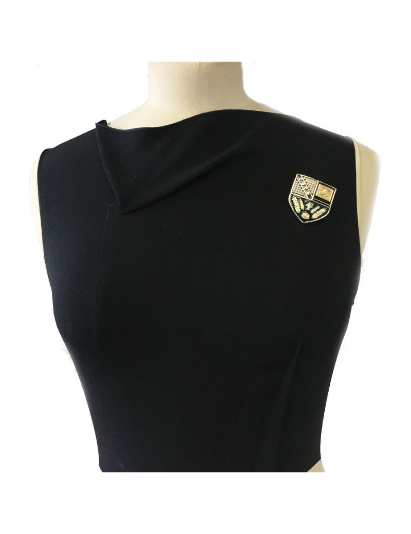 Broche CHANEL Ecusson en métal or pâle, petites perles nacrées et résine de couleur