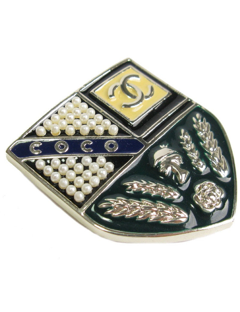 Broche CHANEL Ecusson en métal or pâle, petites perles nacrées et résine de couleur