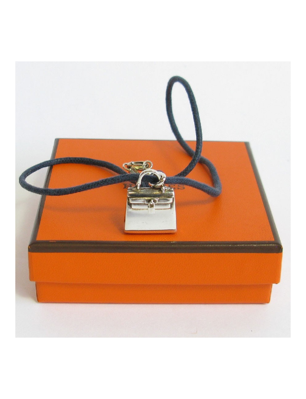Collier cordon HERMES avec pendentif sac Kelly en argent