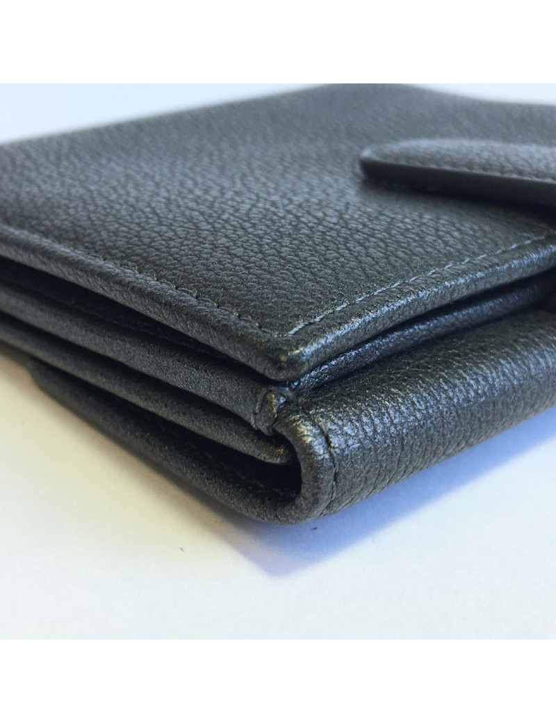 Portefeuille compact CHANEL en cuir grainé gris