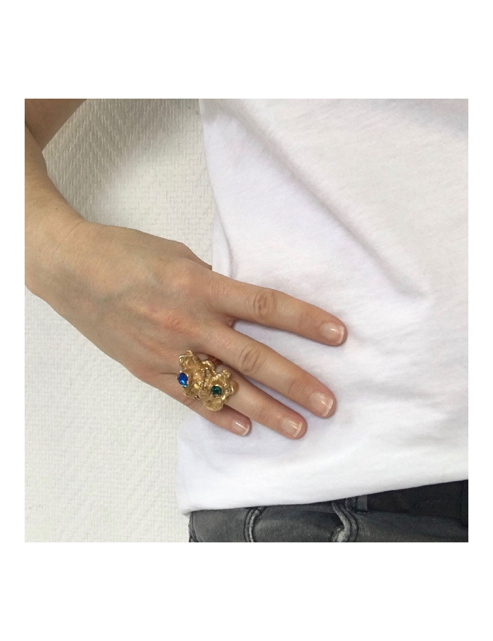 Bague YSL YVES SAINT LAURENT T50  en métal doré, brillants bleu vert et rose