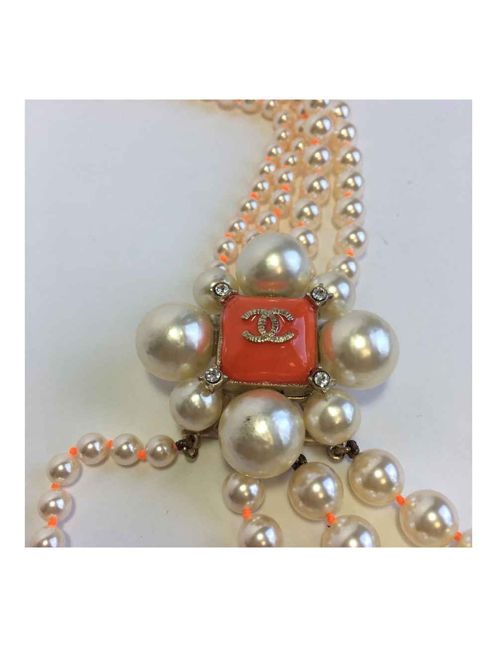 Sautoir CHANEL 4 rangs perles nacrées et orange