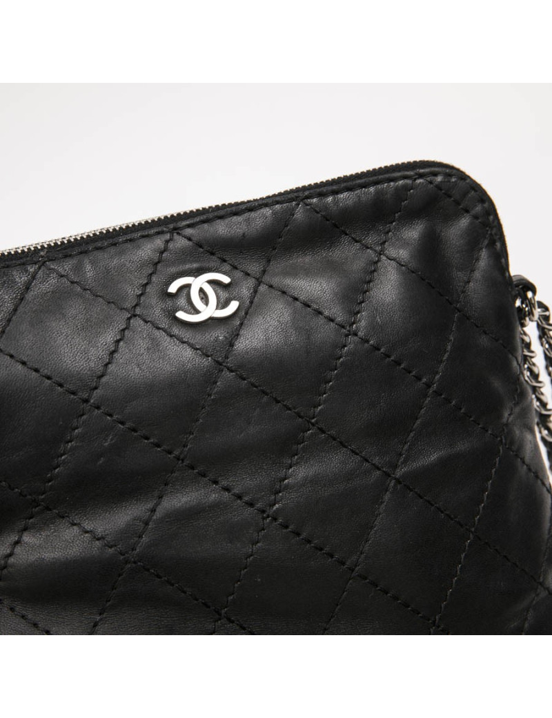 Etui pour Ipad CHANEL en cuir d'agneau lisse matelassé noir