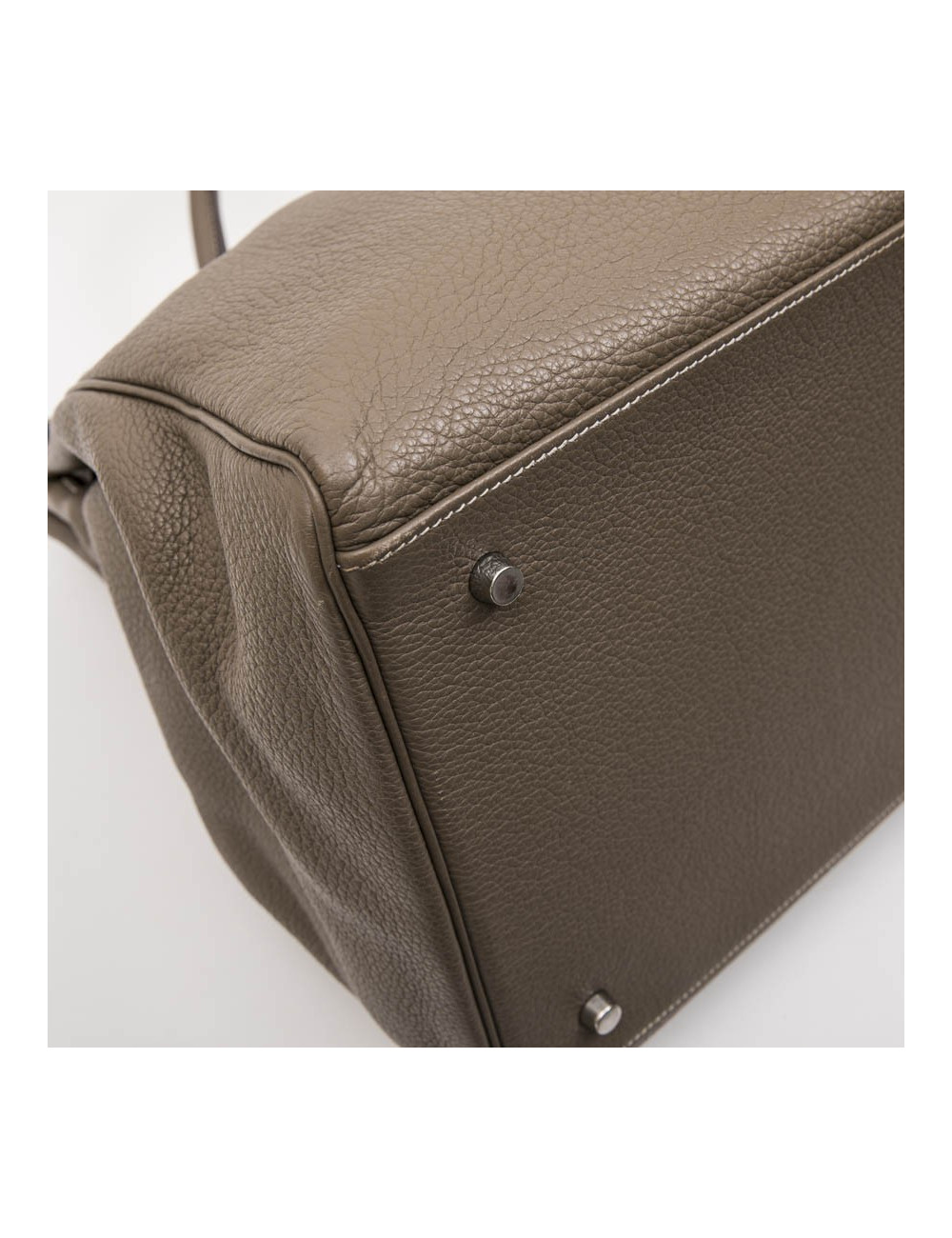 HERMES Kelly II 50 in étoupe Clémence lambskin leather with white stitching