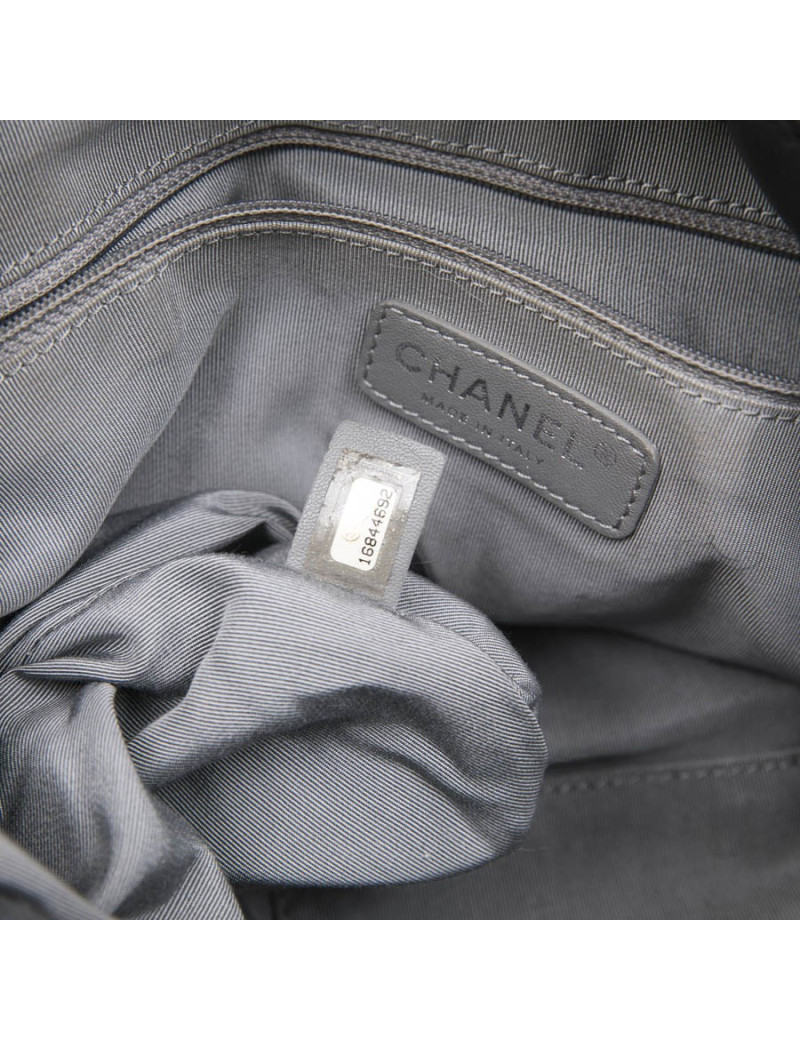 Sac besace CHANEL cuir matelassé gris foncé 