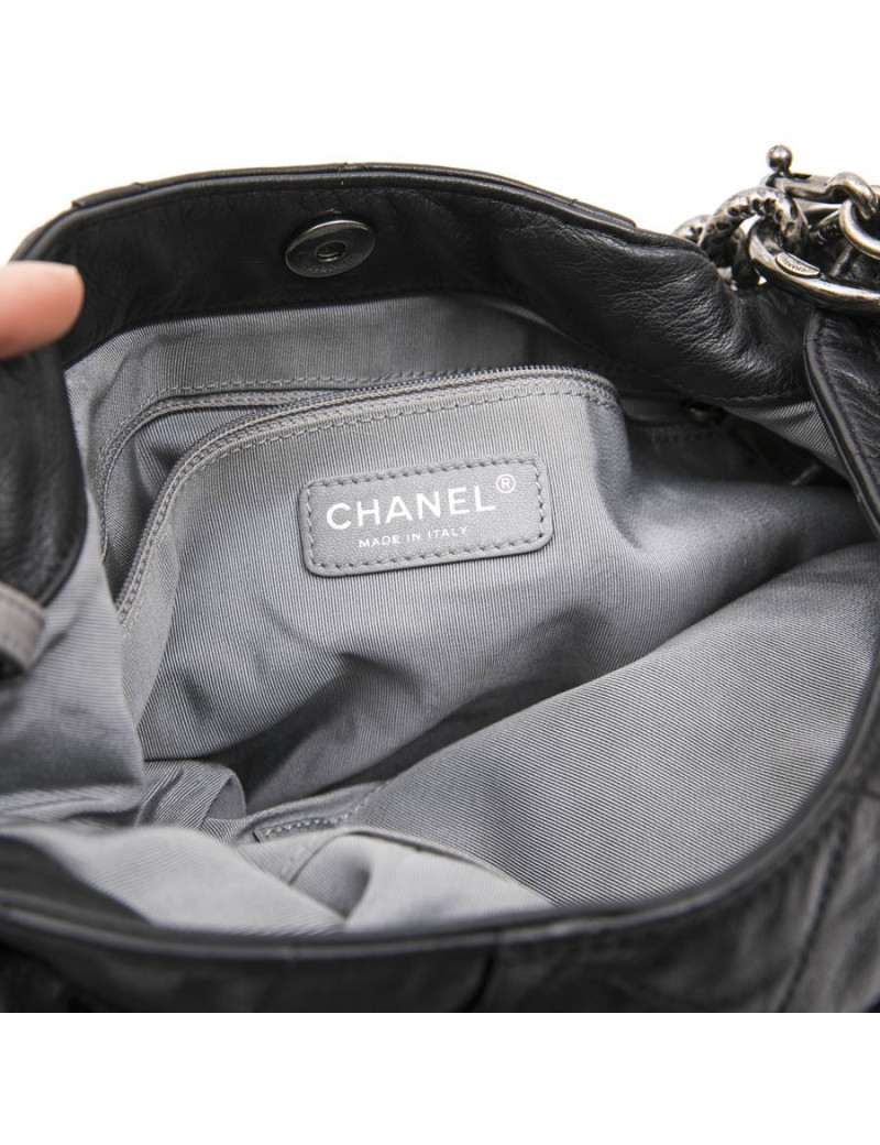 Sac besace CHANEL cuir matelassé gris foncé 