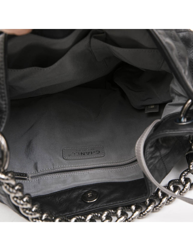 Sac besace CHANEL cuir matelassé gris foncé 