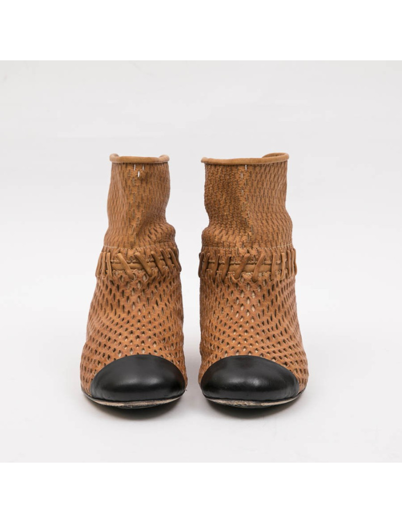 Boots T 37 CHANEL en cuir d'agneau perforé gold