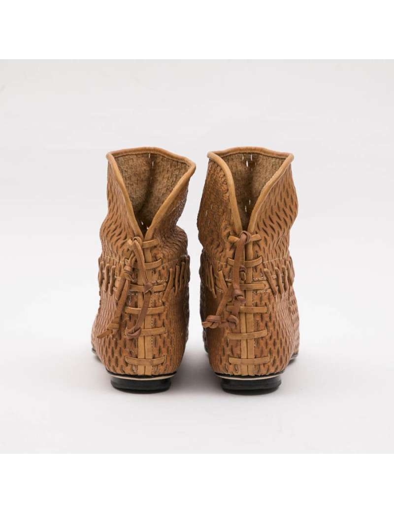 Boots T 37 CHANEL en cuir d'agneau perforé gold