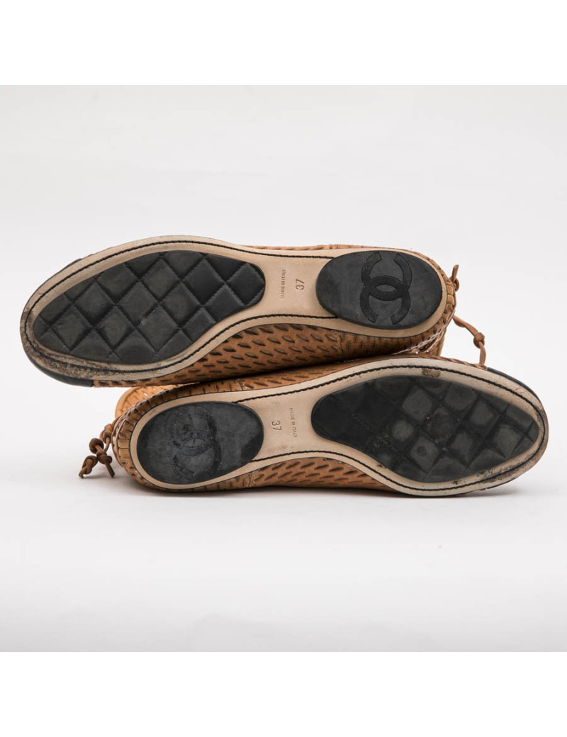 Boots T 37 CHANEL en cuir d'agneau perforé gold