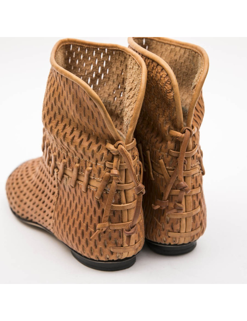 Boots T 37 CHANEL en cuir d'agneau perforé gold