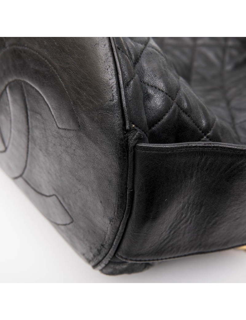 CHANEL vintage bucket bag in black quilted leather