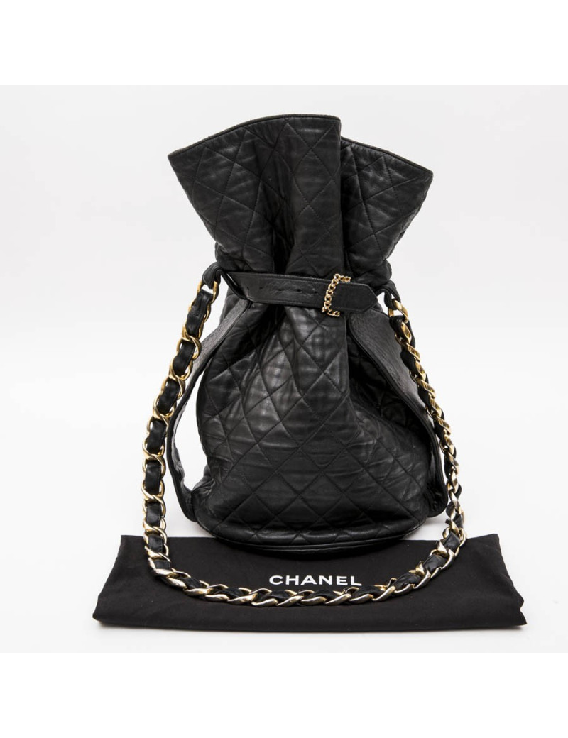 CHANEL vintage bucket bag in black quilted leather