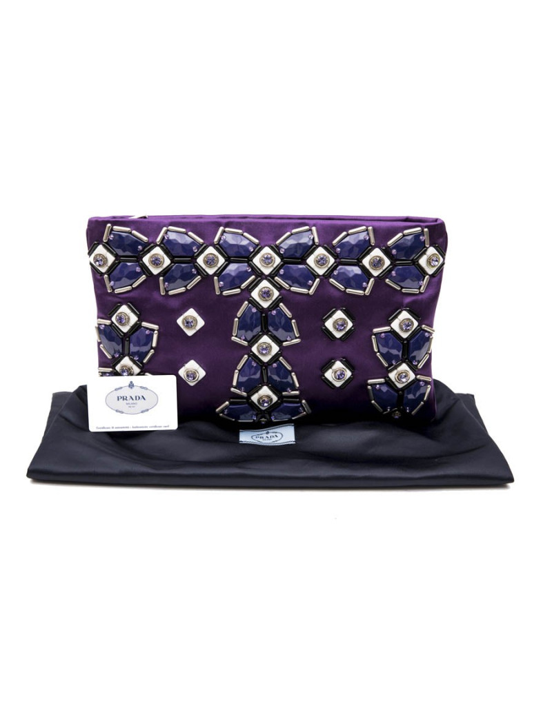 Pochette PRADA en satin duchesse violet et cabochons