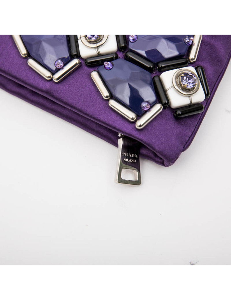 Pochette PRADA en satin duchesse violet et cabochons