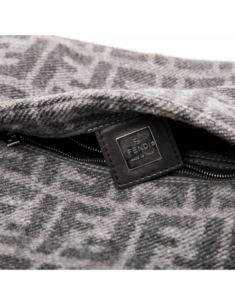 Sac baguette FENDI en laine monogram gris