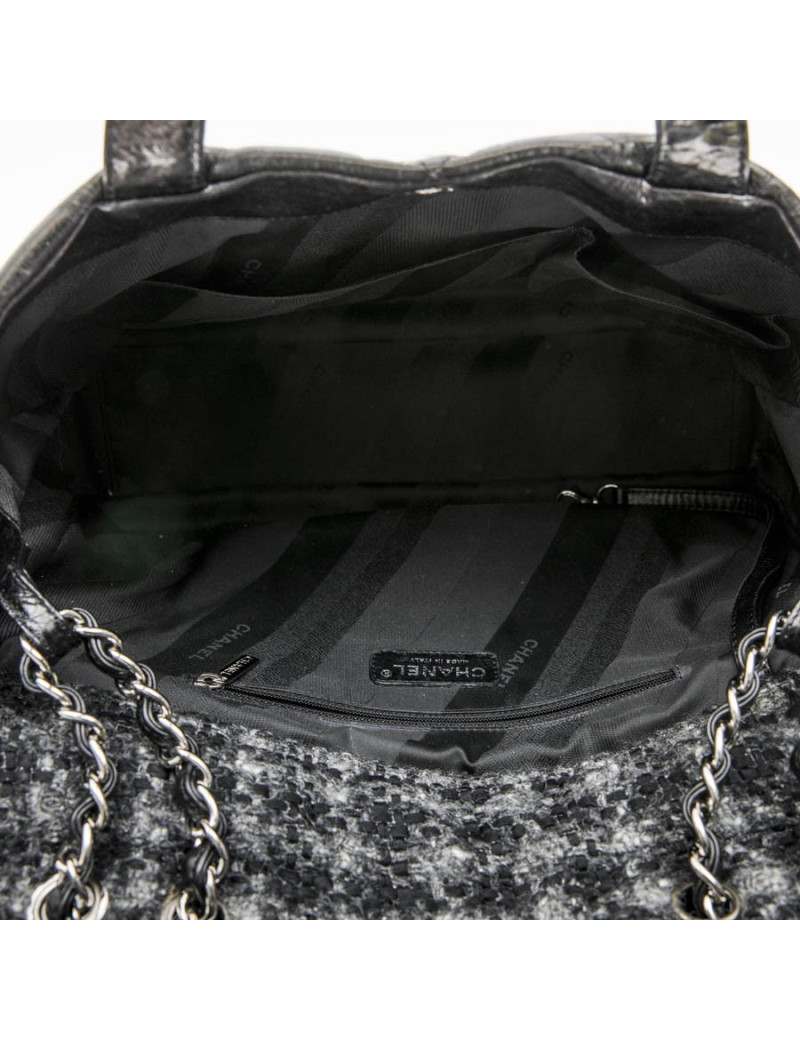 CHANEL bag in black patent leather and flap in gray tweed.