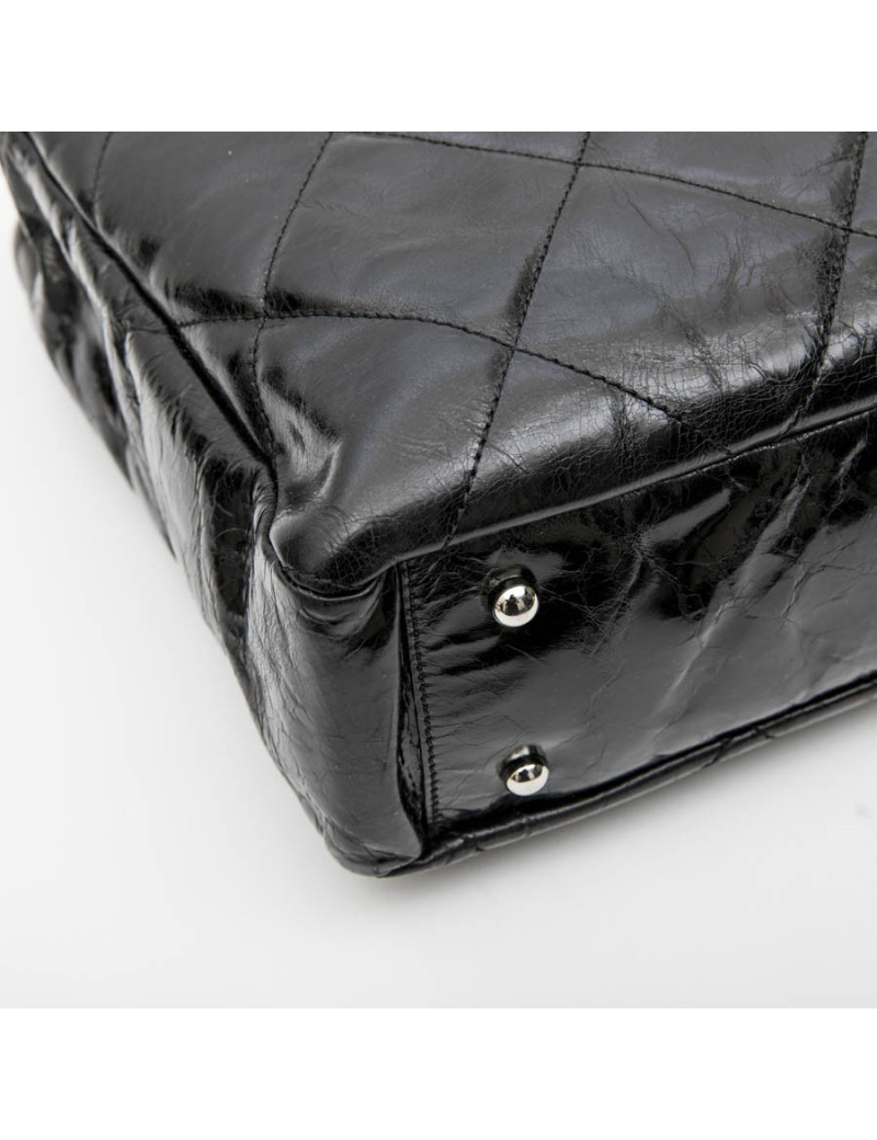 CHANEL bag in black patent leather and flap in gray tweed.