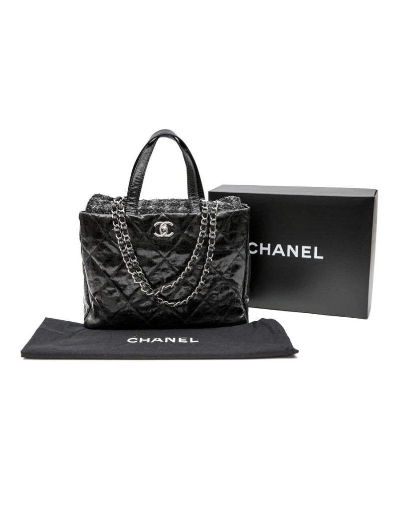 CHANEL bag in black patent leather and flap in gray tweed.