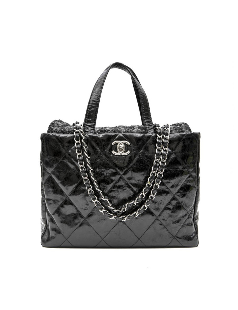CHANEL bag in black patent leather and flap in gray tweed.