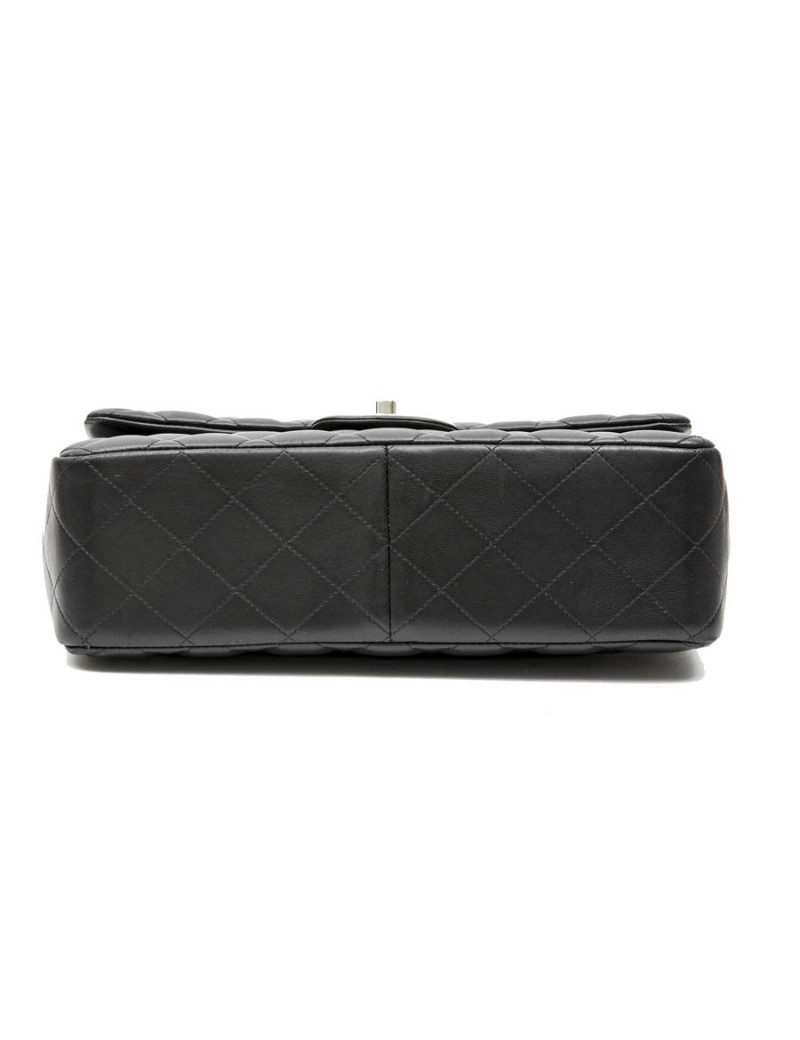 Sac jumbo CHANEL cuir d'agneau lisse matelassé noir