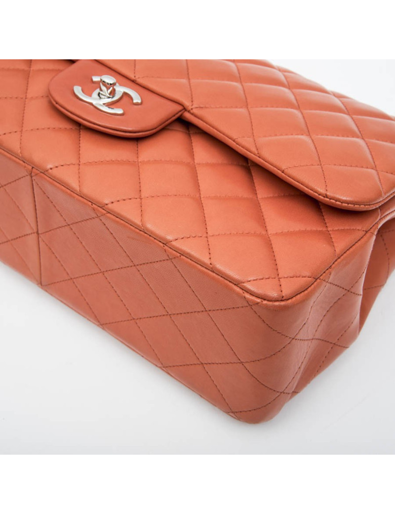 Sac CHANEL Jumbo en cuir d'agneau lisse matelassé corail