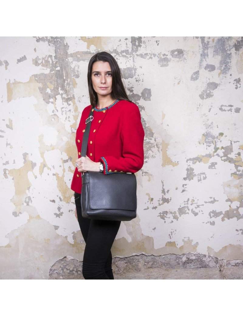 Sac messenger LOUIS VUITTON cuir taiga