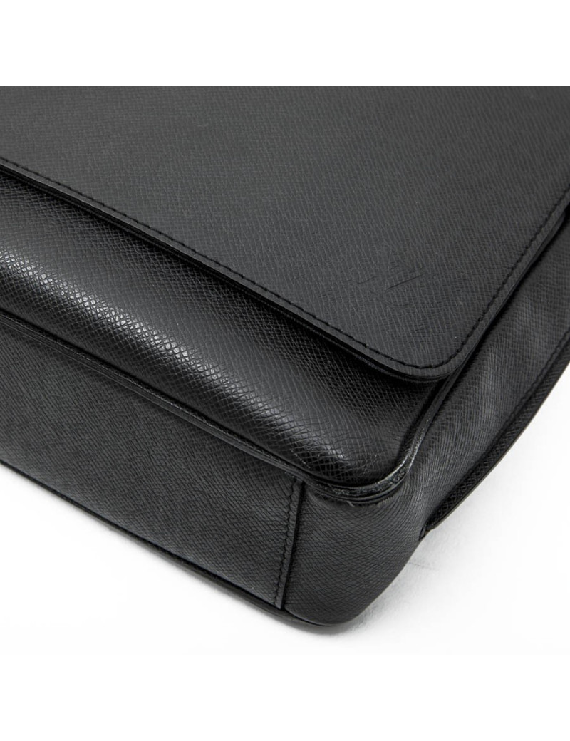 Sac messenger LOUIS VUITTON cuir taiga