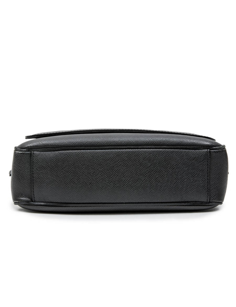 Sac messenger LOUIS VUITTON cuir taiga