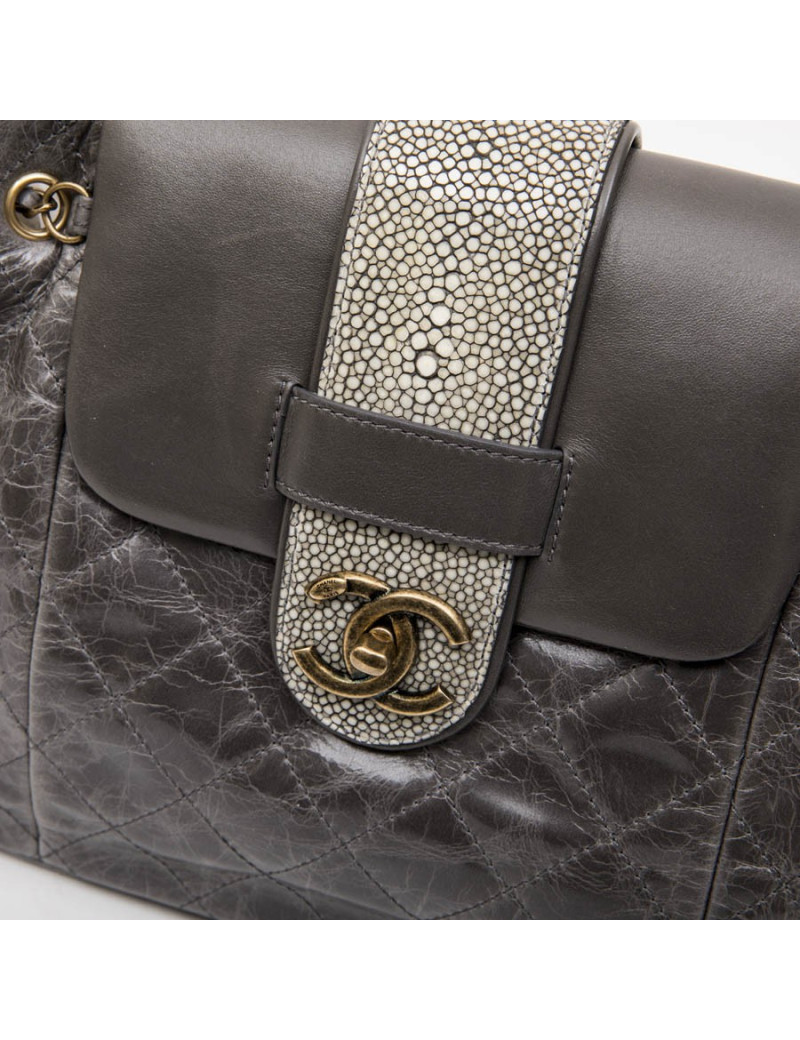 Sac CHANEL en cuir vieilli gris en galuchat