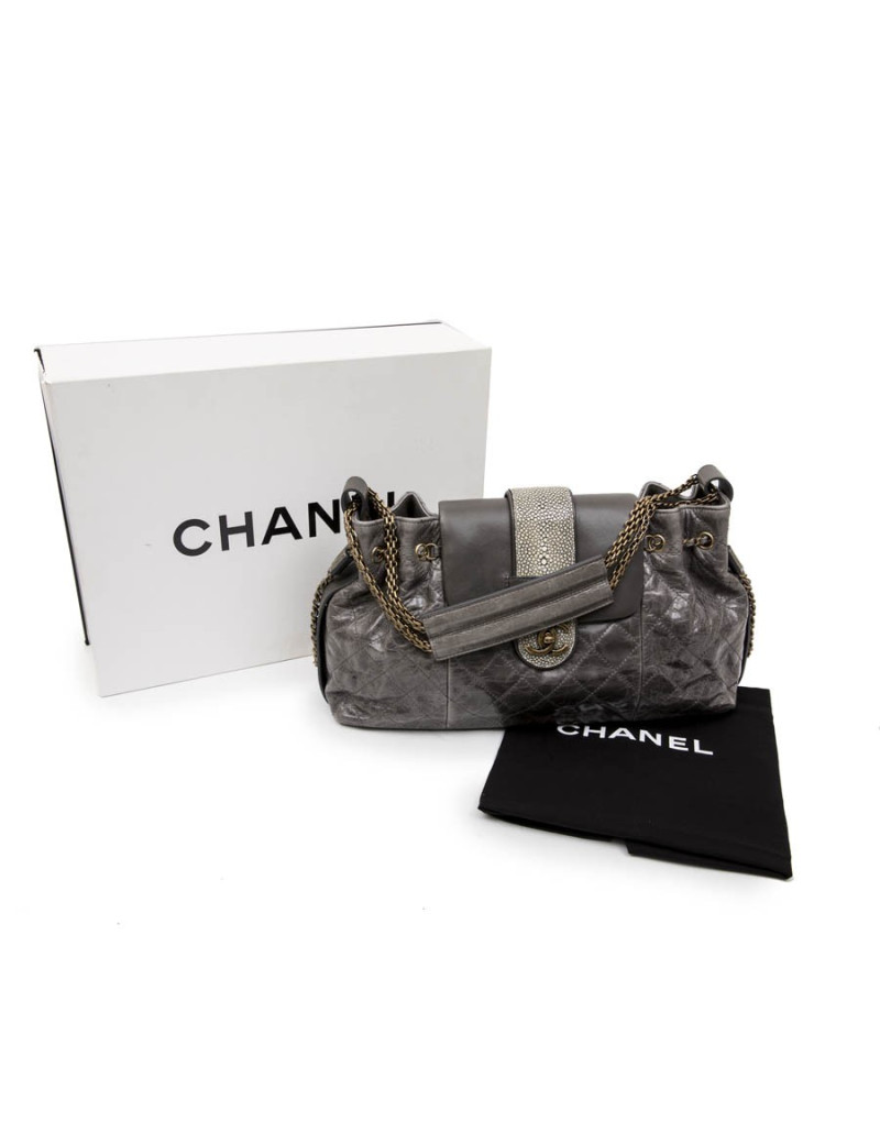 Sac CHANEL en cuir vieilli gris en galuchat