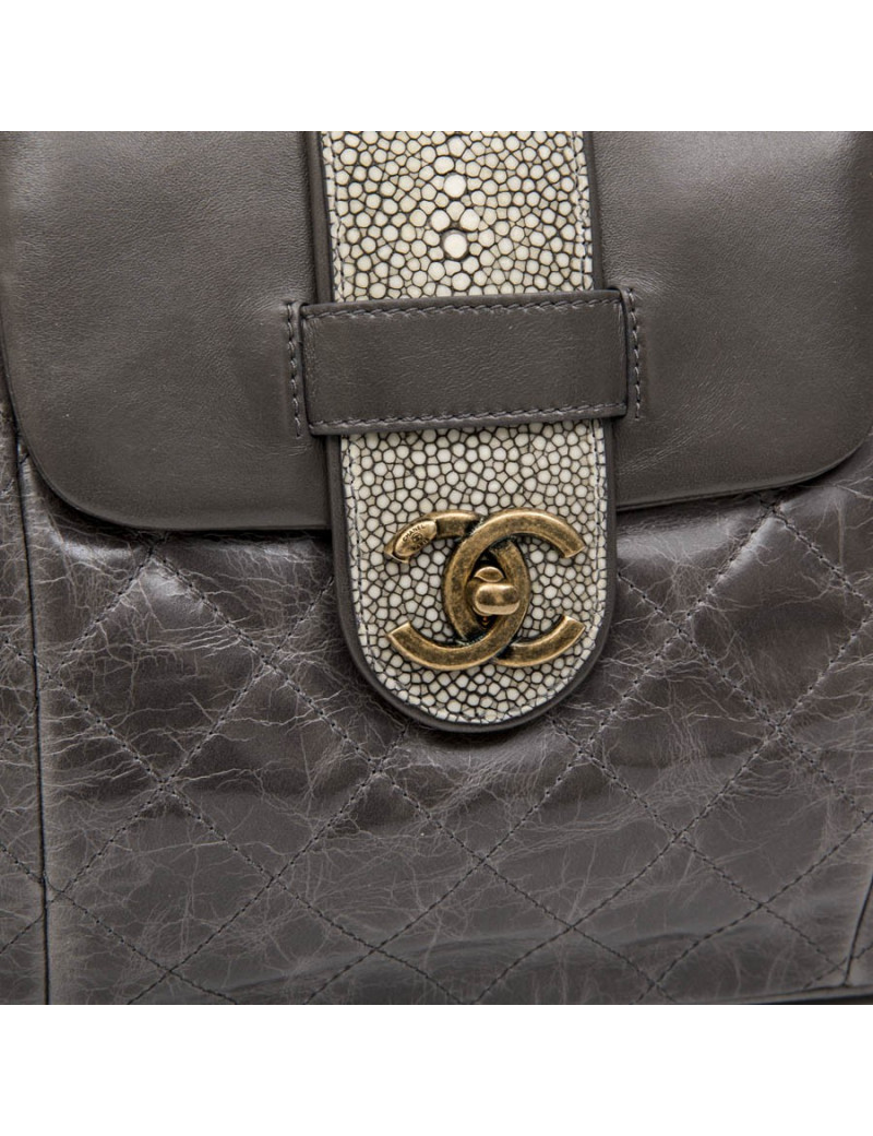 Sac CHANEL en cuir vieilli gris en galuchat