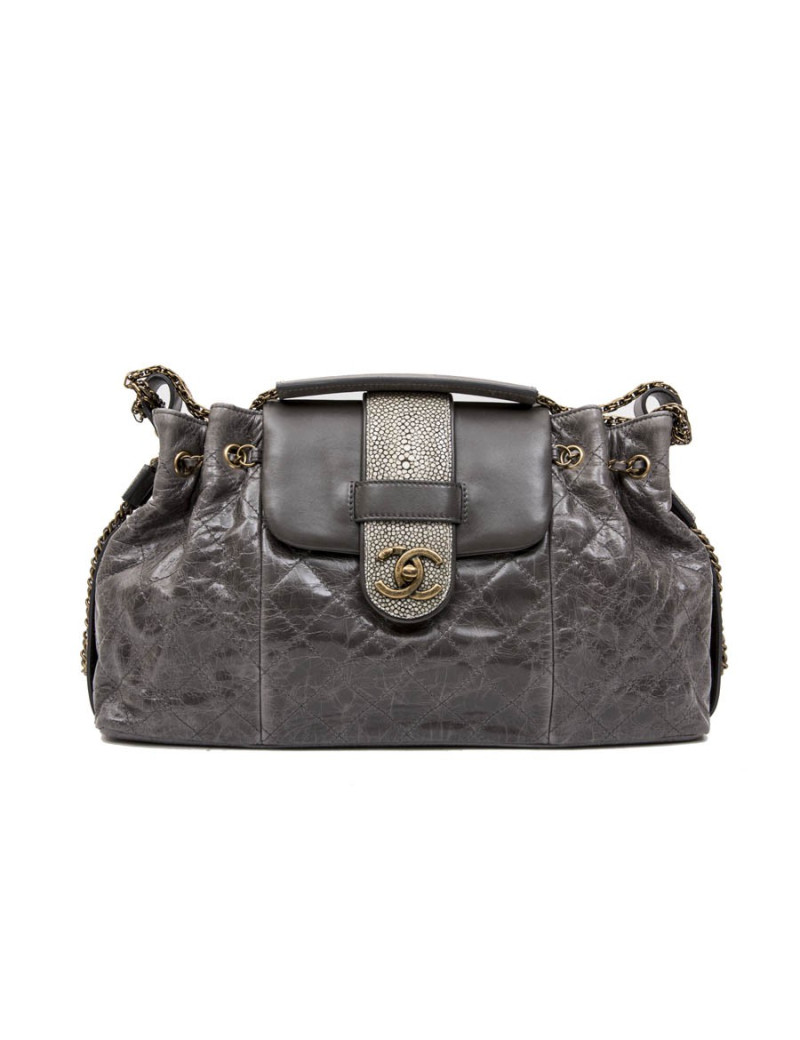 Sac CHANEL en cuir vieilli gris en galuchat