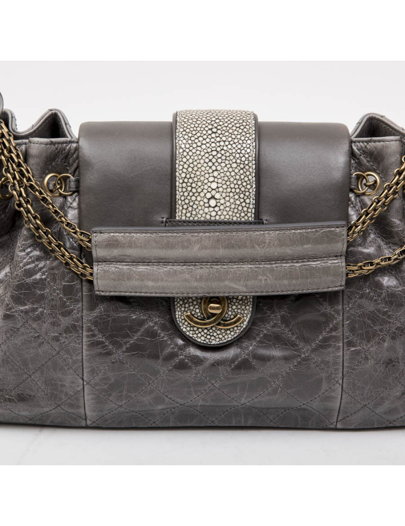 Sac CHANEL en cuir vieilli gris en galuchat