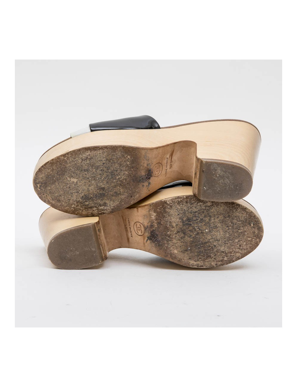 CHANEL clogs mules in wood and light gray patent leather size 37.5