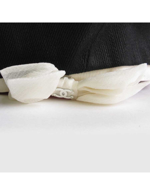 Béret CHANEL T 58 coton noir, liseré blanc et noeud écru