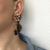 Boucles d'oreille clips CHRISTIAN LACROIX pendantes en métal doré et pierres fantaisies