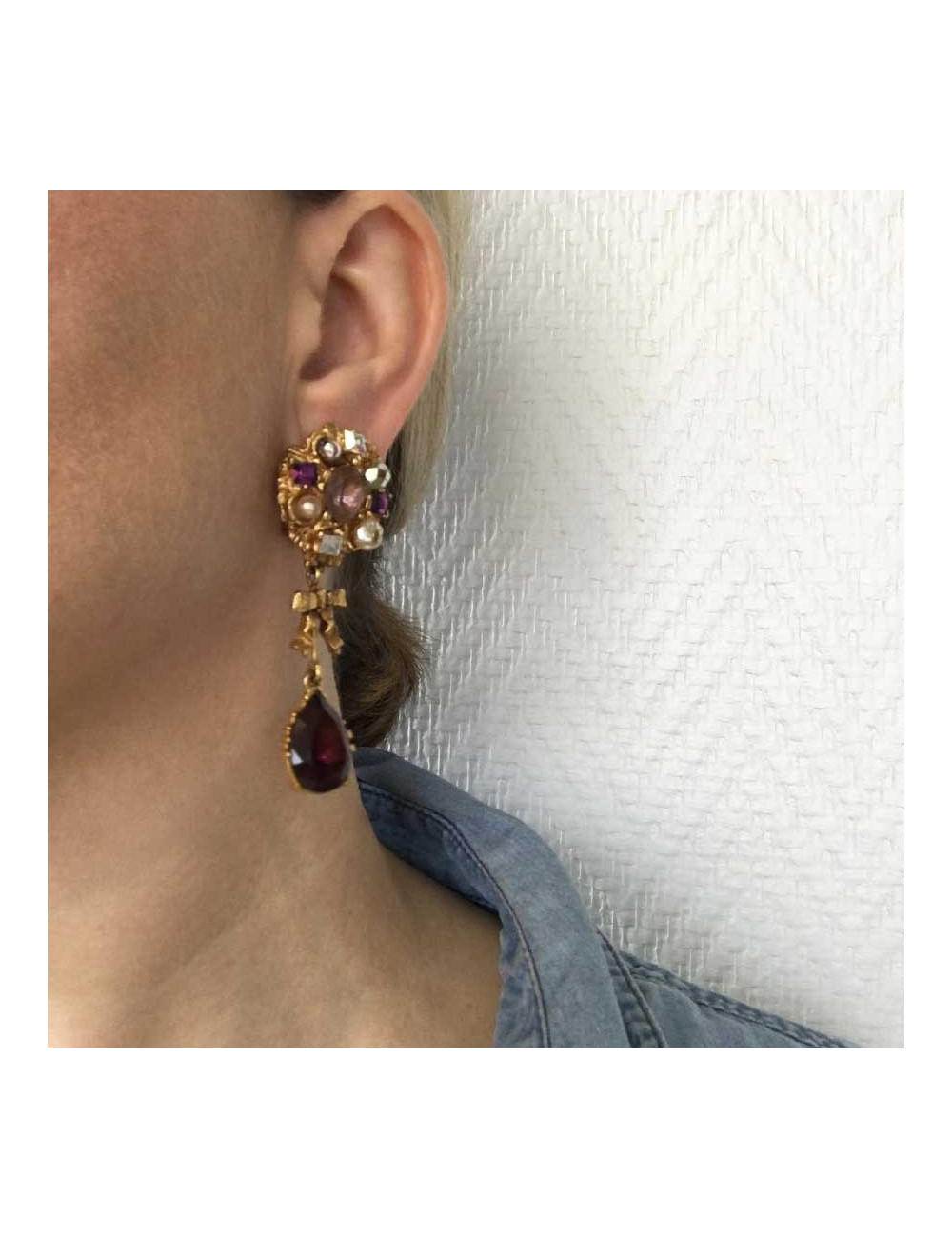 Boucles d'oreille clips CHRISTIAN LACROIX pendantes en métal doré et pierres fantaisies