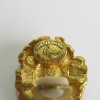 Boucles d'oreille clips CHRISTIAN LACROIX pendantes en métal doré et pierres fantaisies