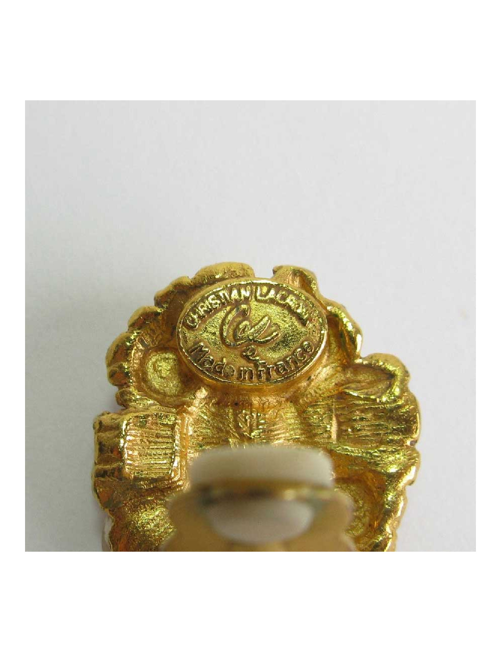 Boucles d'oreille clips CHRISTIAN LACROIX pendantes en métal doré et pierres fantaisies