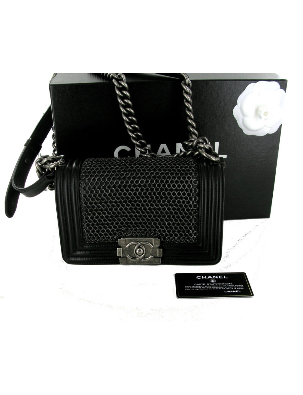 Boy CHANEL en cuir noir cotte de mailles