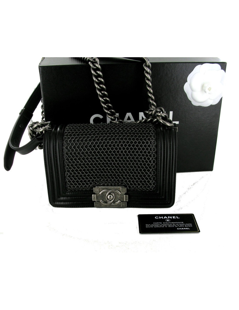 Boy CHANEL en cuir noir cotte de mailles