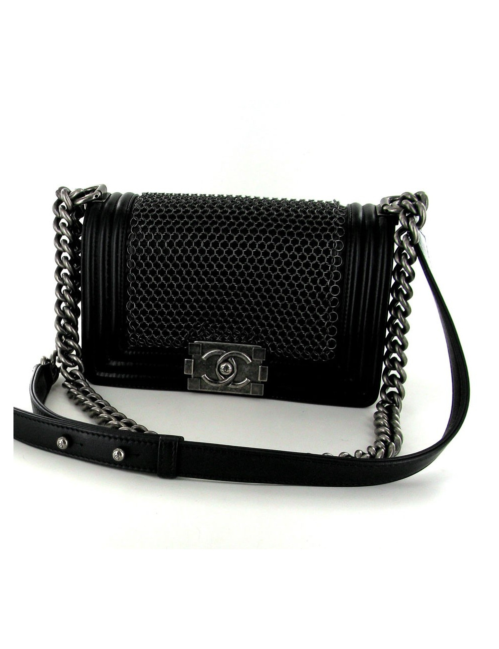 Boy CHANEL en cuir noir cotte de mailles